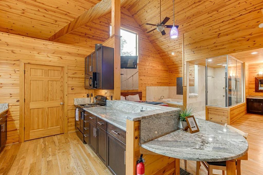 Perfect Couples Cabin W 2 Person Spa Bath Cornelia Dış mekan fotoğraf